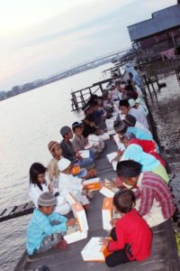 Indahnya Ramadhan 1433H anak-anak makan di pinggir sungai
