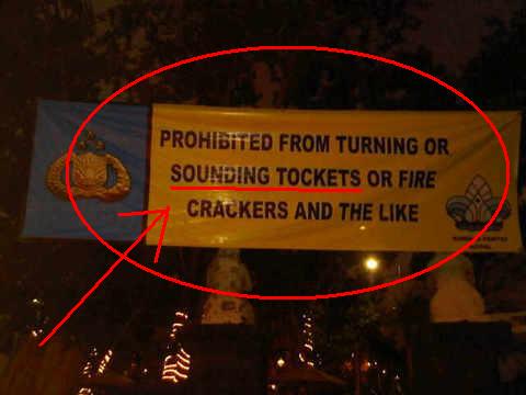 Coba perhatikan, “Tockets”…???