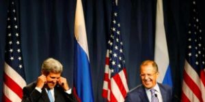 Menlu AS John Kerry mengutaki-atik Foto: Reuters