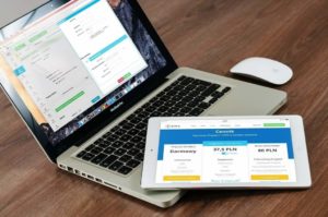 Ilustrasi Laptop Macbook HP Tablet Ipad di Atas Meja