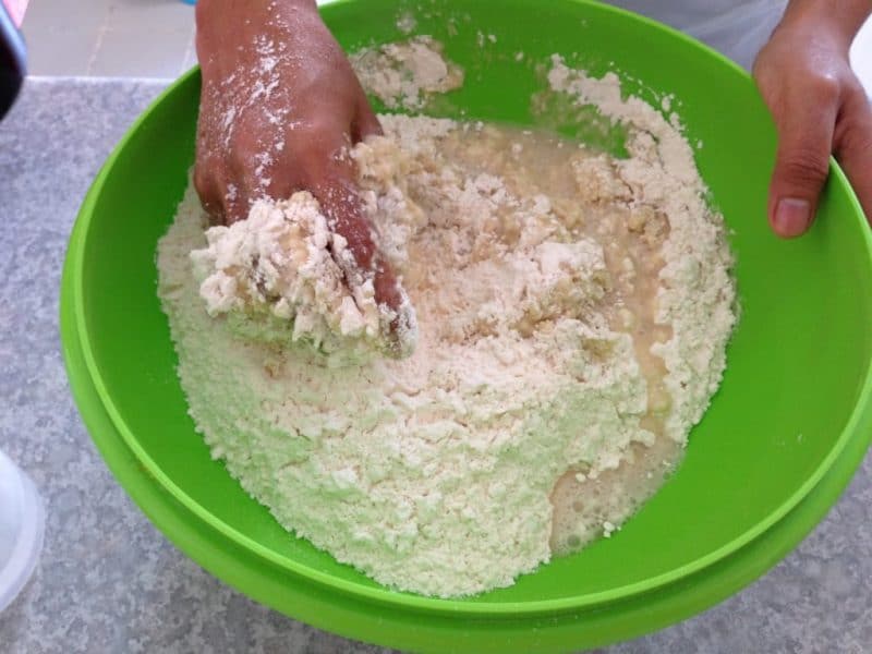Campur adonan tepung terigu pisang goreng