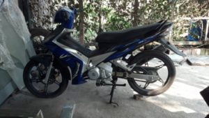 Tampak samping sprinter mx 125 warna biru.