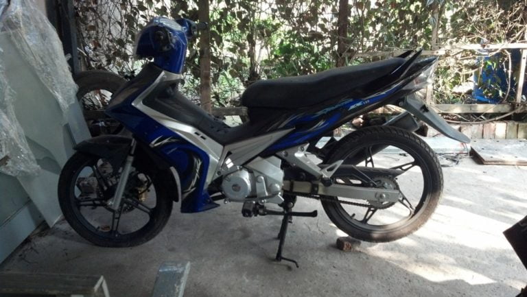 Tampak samping sprinter mx 125 warna biru.