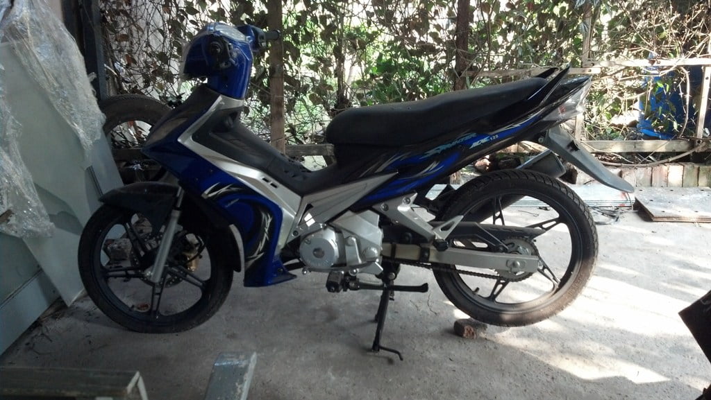 Tampak samping sprinter mx 125 warna biru.