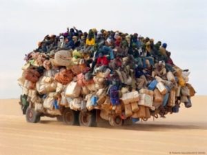 Ilustrasi Pindah Hosting. Naik mobil ramai-ramai