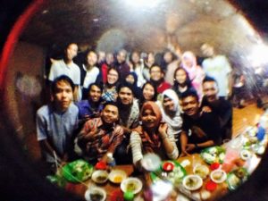 Foto bersama dengan lensa mata ikan (fish eye).