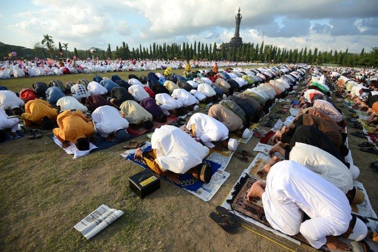 Orang Salat Sujud di Lapangan Renon Bali Idul Fitri (AFP)