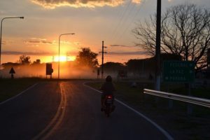 Ilustrasi Naik Sepeda Motor Matahari Senja Gelap Tampak Belakang (Pixabay)
