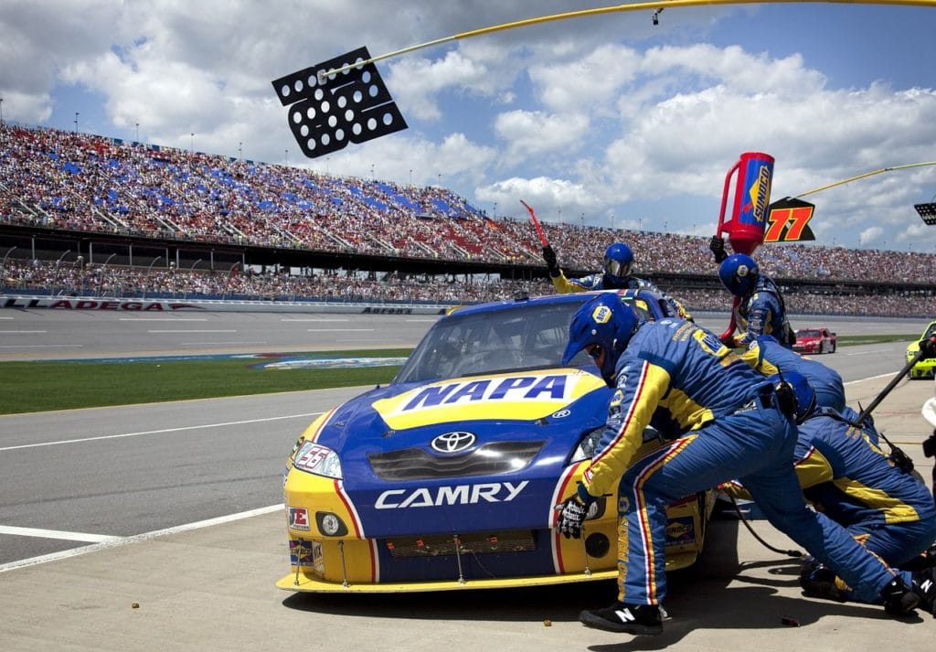 Mekanik Balap Mobil di Pit Stop Nascar