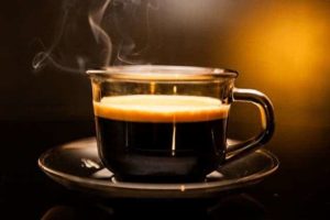 Kopi Hitam Pekat Panas Berasap di Cangkir Kaca Bercawan Tampak Samping (pixabay)