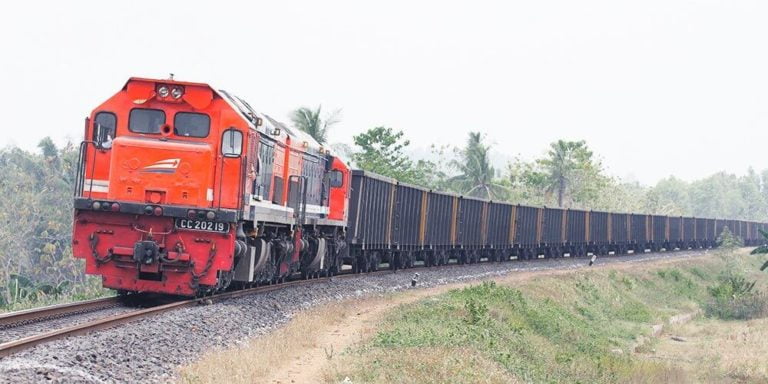 Kereta Api Lokomotof Merah Gerbong Barang Panjang kereta-api.co.id