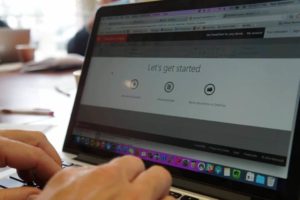 Gambar Laptop Orang Mengetik Komputer Tangan Let's Get Started Mari Mulai Terjemahan Inggris Indonesia