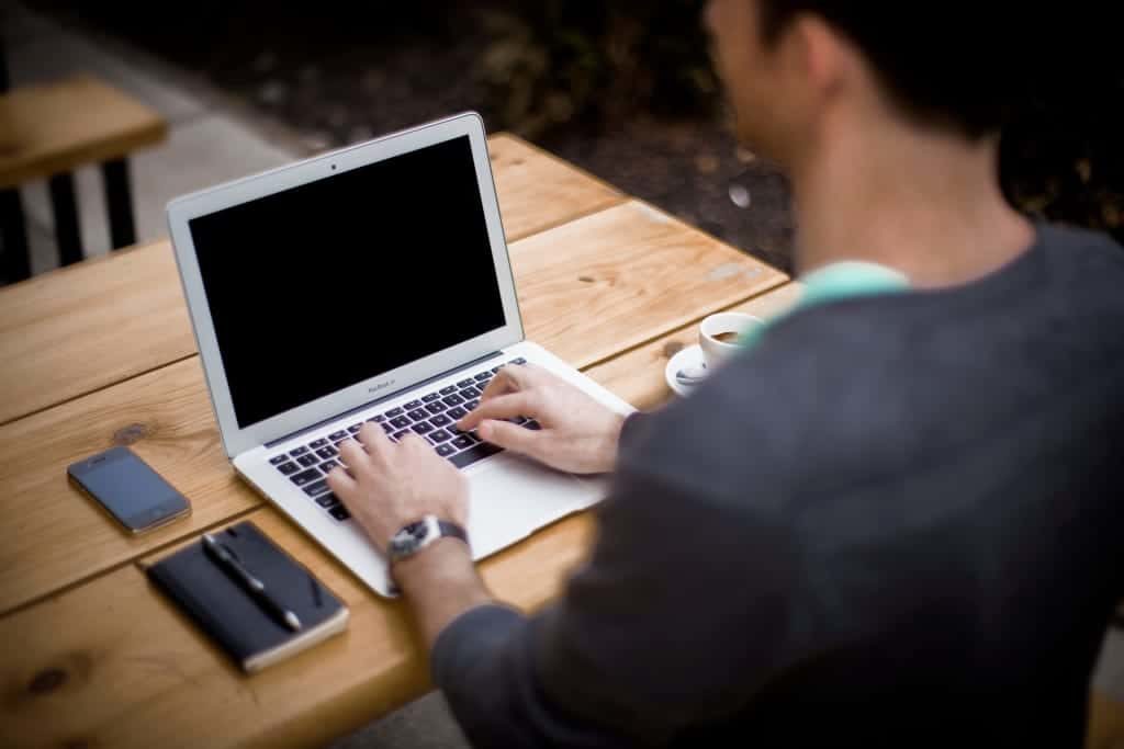 Foto Gratis Bagus Orang Mengetik di Laptop iPhone Meja Hp Komputer