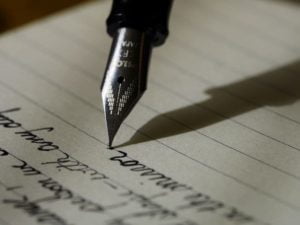 Pena, Bulpen Menulis Tulisan Tangan di Atas Kertas Putih Bergaris Hitam