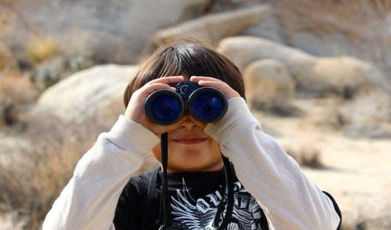 Anak Kecil Tersenyum Dengan Teropong atau Kaca Pembesar Di Tangan, Biru dan Putih
