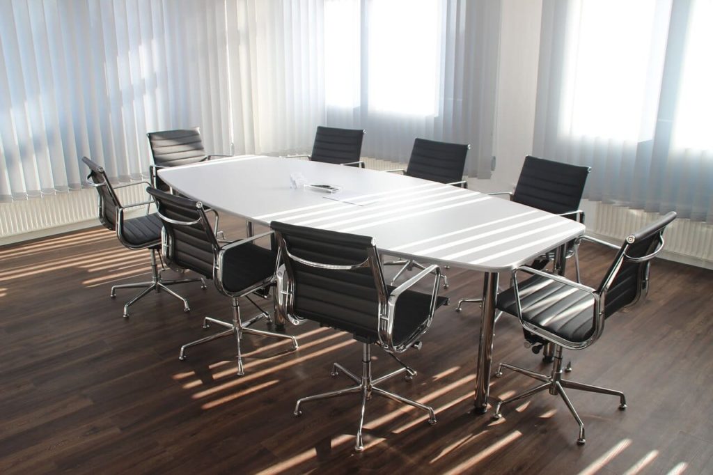 Meja Kursi Ruang Kantor Hitam Putih Besi Cahaya Matahari Kosong Stainless Steel Rapat Pertemuan