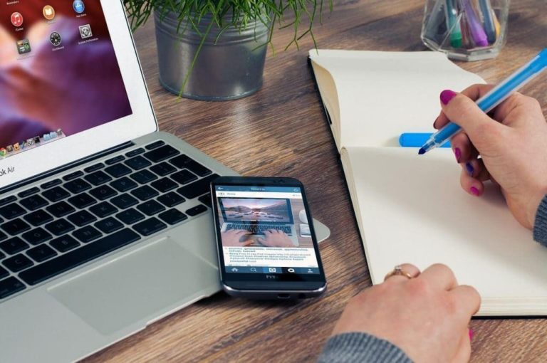 Tangan Mencatat Buku Catatan Kertas Putih Ungu Purple Laptop MacBook Air HP Ponsel Bunga Meja Pena
