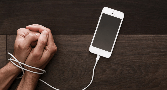 Ilustrasi Tangan Terikat Kabel Tali HP Ponsel Pintar Smartphone (2017: The Year of the Smartphone Addicts -21stcenturyhealth.blog)