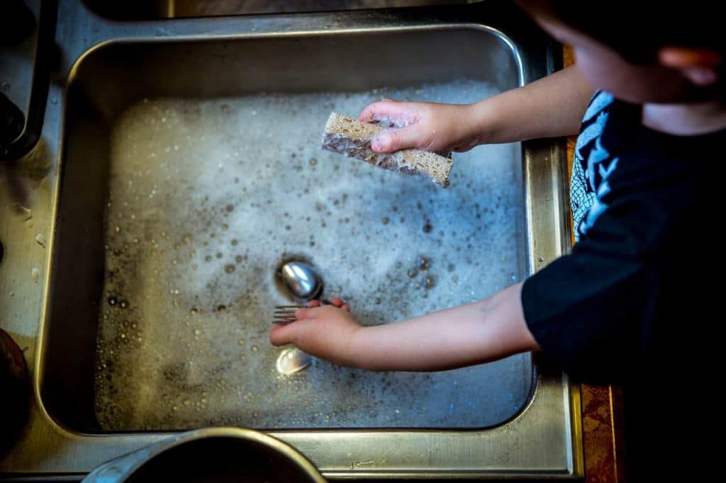 Anak Kecil Mencuci Piring Gelas, Sendok, Sabun, Dapur, Kotor